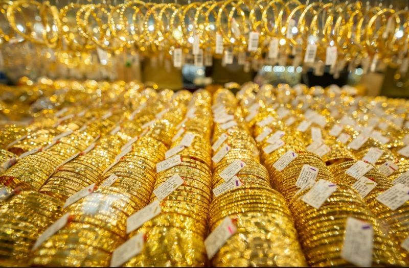 Giá vàng trong nước dao động trên mức 70 triệu đồng/lượng. Giá vàng thế giới tiếp tục bật tăng mạnh.