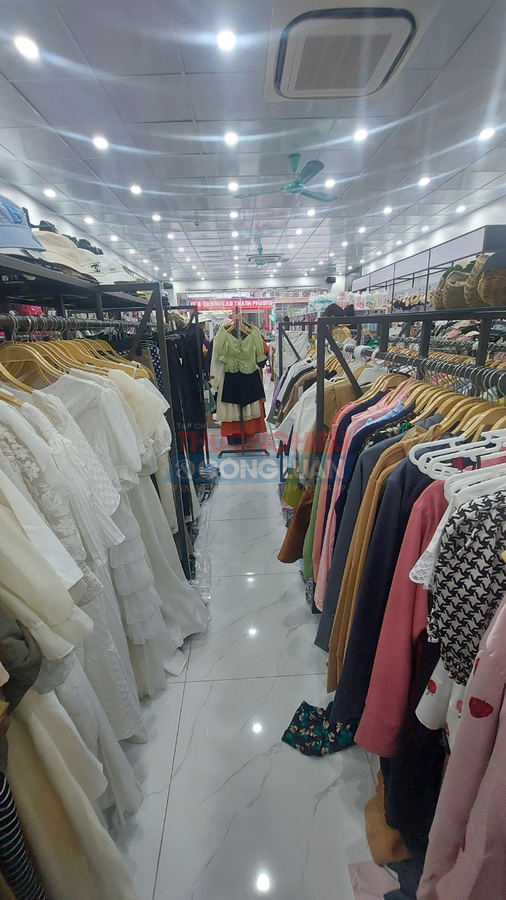 Khu vực bán quần áo tại Yến Phương