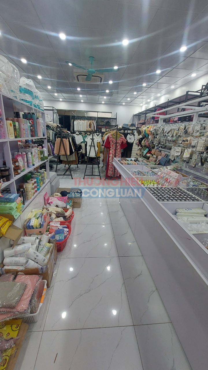 Khu vực bán phụ kiện, mỹ phẩm, quần áo của Yến Phương