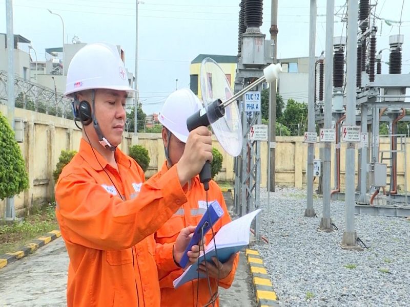 Công nhân Đội Quản lý vận hành lưới điện cao thế kiểm tra phóng điện cục bộ cầm tay tại TBA 110 kV Cái Lân