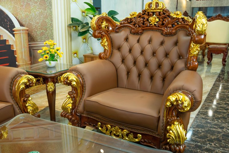 Bộ nội thất Gia Tộc Hưng Thịnh dát vàng 24K lấy cảm hứng từ vương miện vàng son thể hiện sự thịnh vượng của gia tộc.