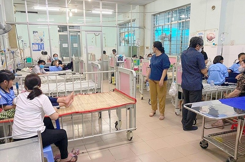 Các em học sinh có dấu hiệu bị ngộ độc được các bác sĩ theo dõi tại Bệnh viện Đa khoa tỉnh Tiền Giang