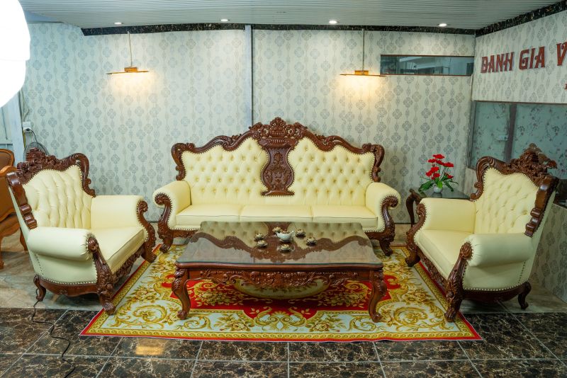 Bộ nội thất Gia Tộc Phú Quý được thiết kế với hoa văn tinh xảo cùng kiểu dáng độc đáo thể hiện sự sang trọng, phú quý của gia chủ.