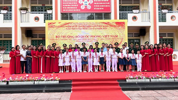 Các đại biểu tham dự buổi lễ trao tặng màn hình Led chụp ảnh lưu niệm cùng thầy cô và các cháu học sinh Trường Tiểu học Kim đồng, thành phố Lào Cai
