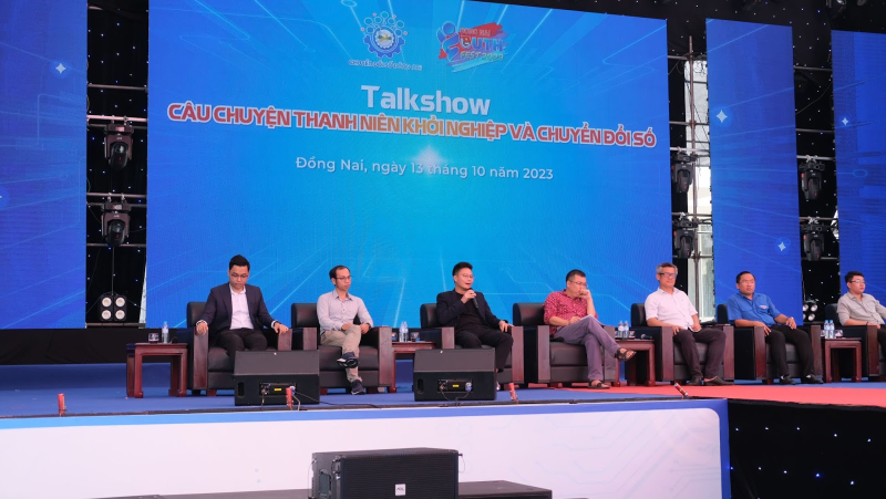 Ông Giang Thiên Phú (người thứ 3 từ trái sang) tại Talkshow “Câu chuyện Thanh niên khởi nghiệp và chuyển đổi số”
