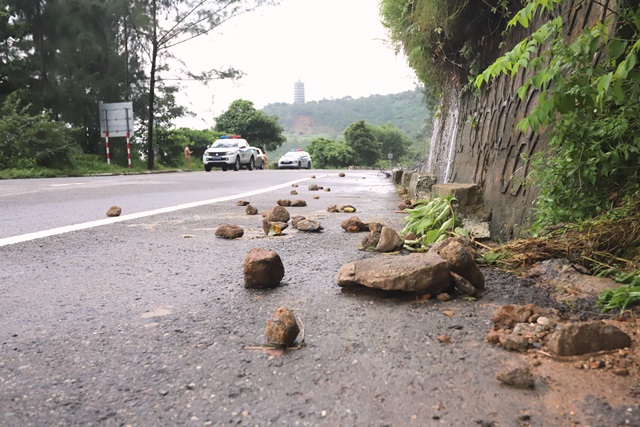 Đường Hoàng Sa đi lên bán đảo Sơn Trà xuất hiện đá rơi, rất nguy hiểm cho người đi đường.