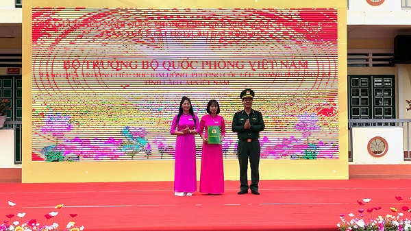 Đại tá Nguyễn Phi Khanh, Chỉ huy trưởng trao tặng màn hình Led cho Trường Tiểu học Kim Đồng
