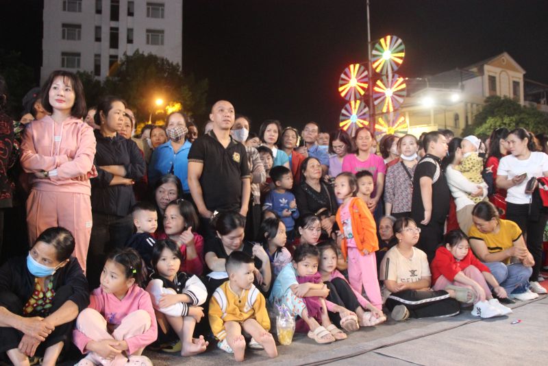 Chương trình khai mạc Ngày hội văn hóa các dân tộc thành phố Lạng Sơn đã thu hút đông đảo quần chúng nhân dân và du khách tham dự