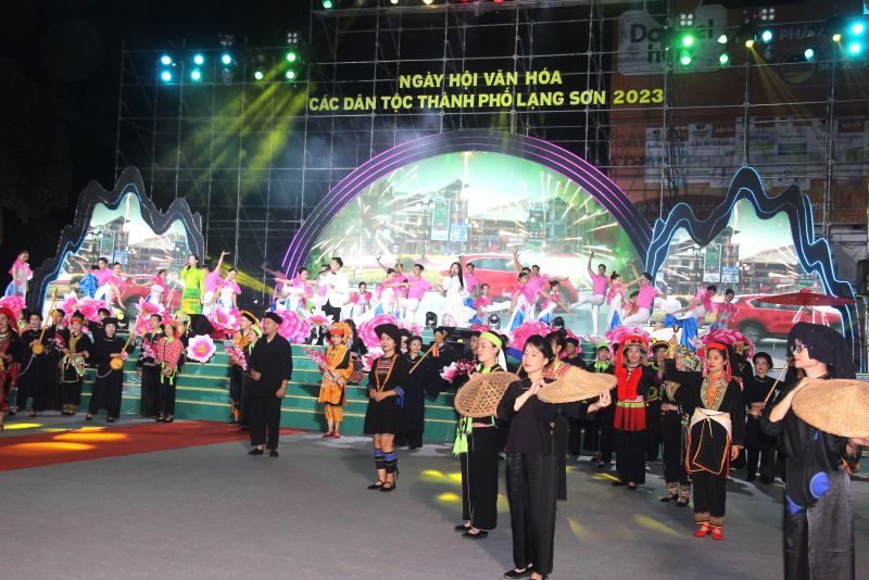 Tiết mục văn nghệ đặc sắc tại chương trình Khai mạc Ngày hội văn hóa các dân tộc thành phố Lạng Sơn năm 2023