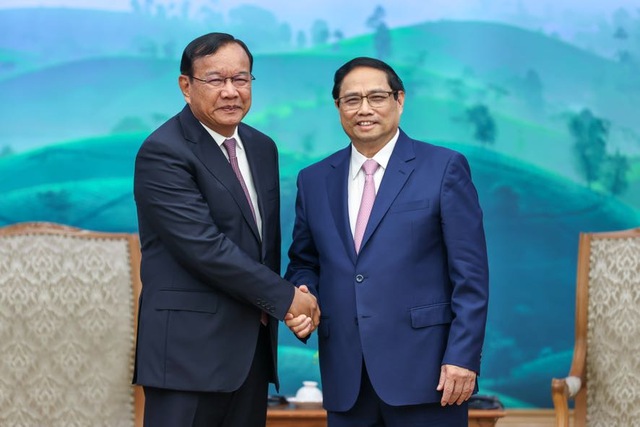 Thủ tướng Phạm Minh Chính và Uỷ viên Ban Thường vụ, Trưởng Ban Đối ngoại Trung ương Đảng Nhân dân Campuchia Prak Sokhonn - Ảnh: VGP/Nhật Bắc