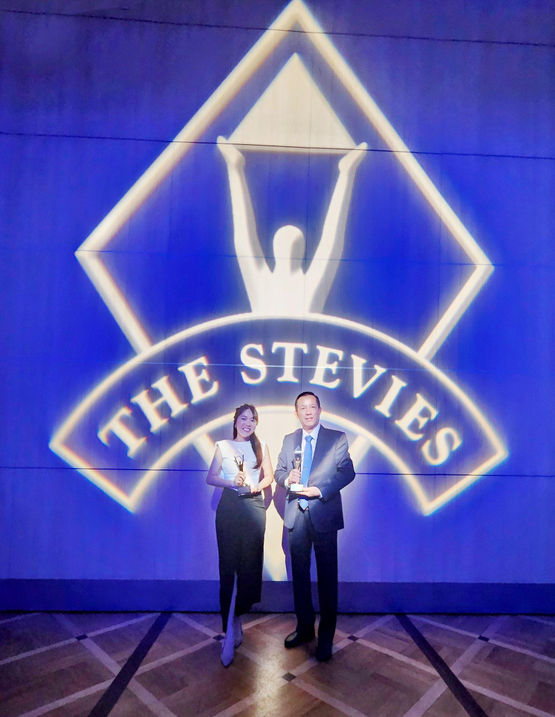 Đại diện Viettel Post nhận cúp Stevie Awards 2023