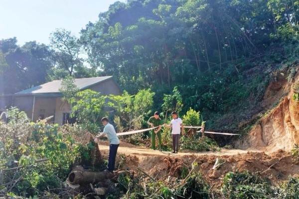 Chính quyền xã Bảo Hà đã căng dây khoanh vùng nguy hiểm cắt cử lực lượng bảo vệ hiện trường 24/24 giờ. (ảnh: TL)