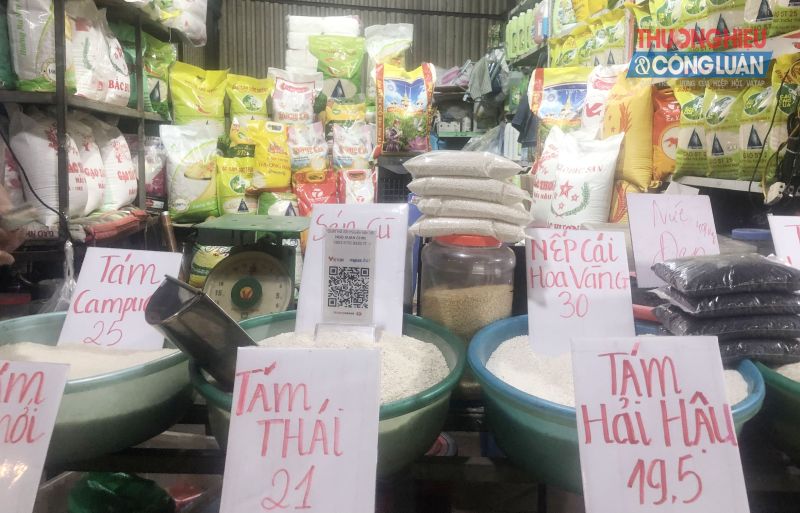 Vì sao, giá gạo ‘nhảy múa’ ở các chợ dân sinh nhưng tại siêu thị, giá vẫn bình ổn?