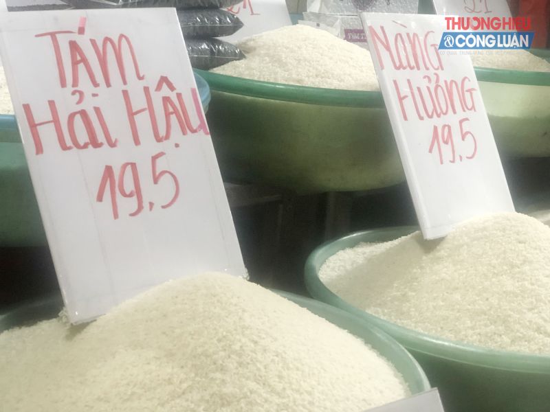 Đại lý cung ứng gạo trên thị trường và các doanh nghiệp tại chuỗi bán lẻ ký kết hợp đồng với nông dân về vùng trồng lúa nên những sản phẩm gạo đều không tăng giá tại các siêu thị.