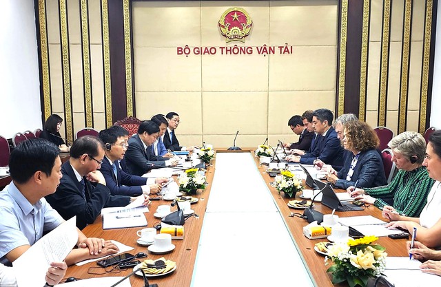 Bộ trưởng Bộ GTVT Nguyễn Văn Thắng và Giám đốc quốc gia WB tại Việt Nam Carolyn Turk trao đổi về đề xuất các dự án có thể hợp tác thời gian tới. Ảnh báo Giao thông Vận tải.