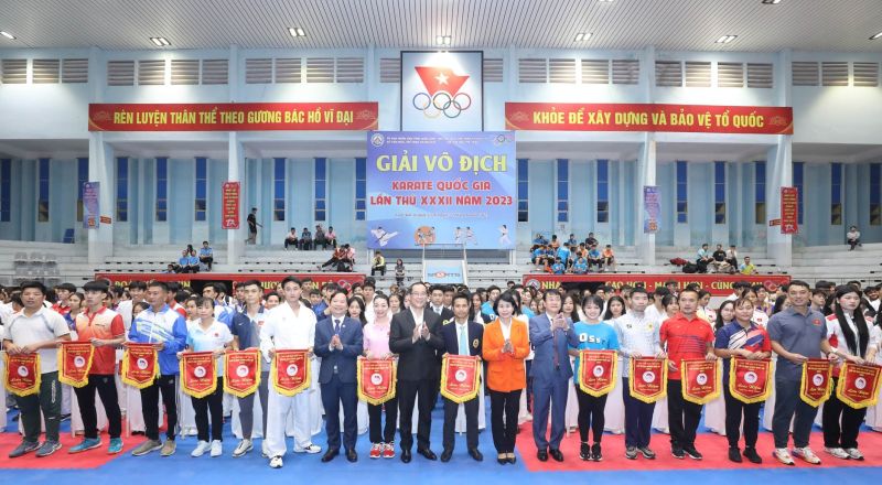 Phó Chủ tịch Thường trực UBND tỉnh Lạng Sơn Dương Xuân Huyên cùng đại diện lãnh đạo các đơn vị trao cờ lưu niệm cho các đoàn tham dự giải