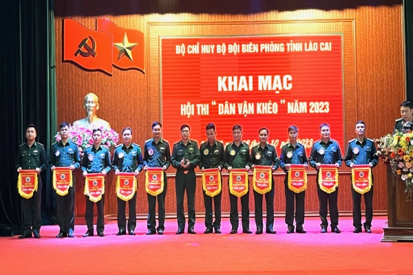 Ban tổ chức trao cờ lưu niệm cho các đội tham gia hội thi
