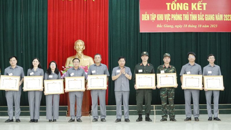 Bí thư Tỉnh ủy Dương Văn Thái trao Bằng khen của Chủ tịch UBND tỉnh cho các tập thể xuất sắc.