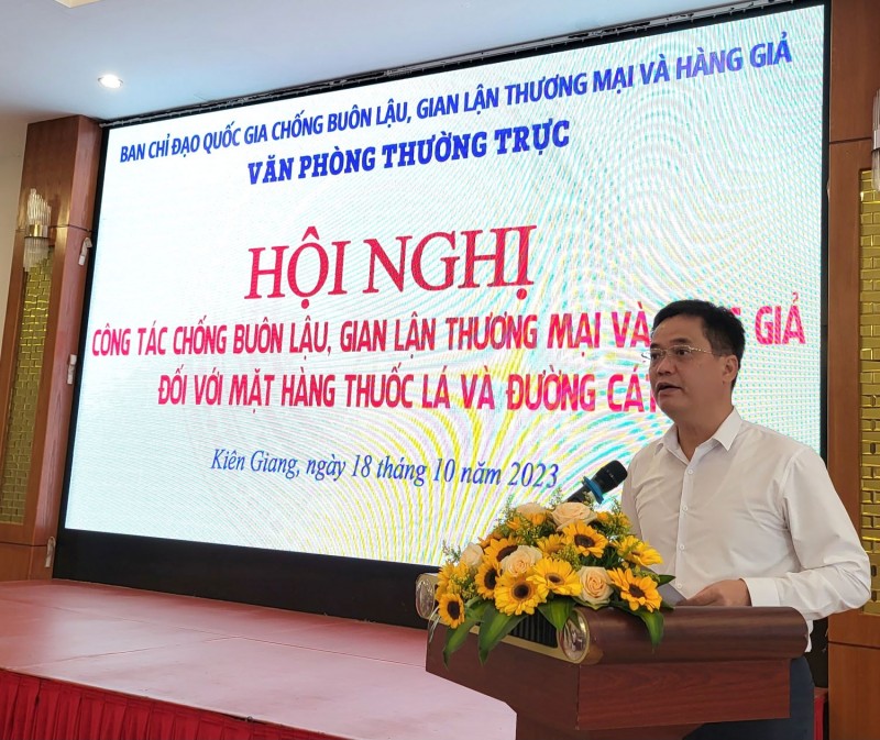 Ông Lê Quốc Anh, Phó Chủ tịch UBND tỉnh Kiên Giang, Trưởng Ban Chỉ đạo 389 tỉnh Kiên Giang phát biểu tại Hội nghị