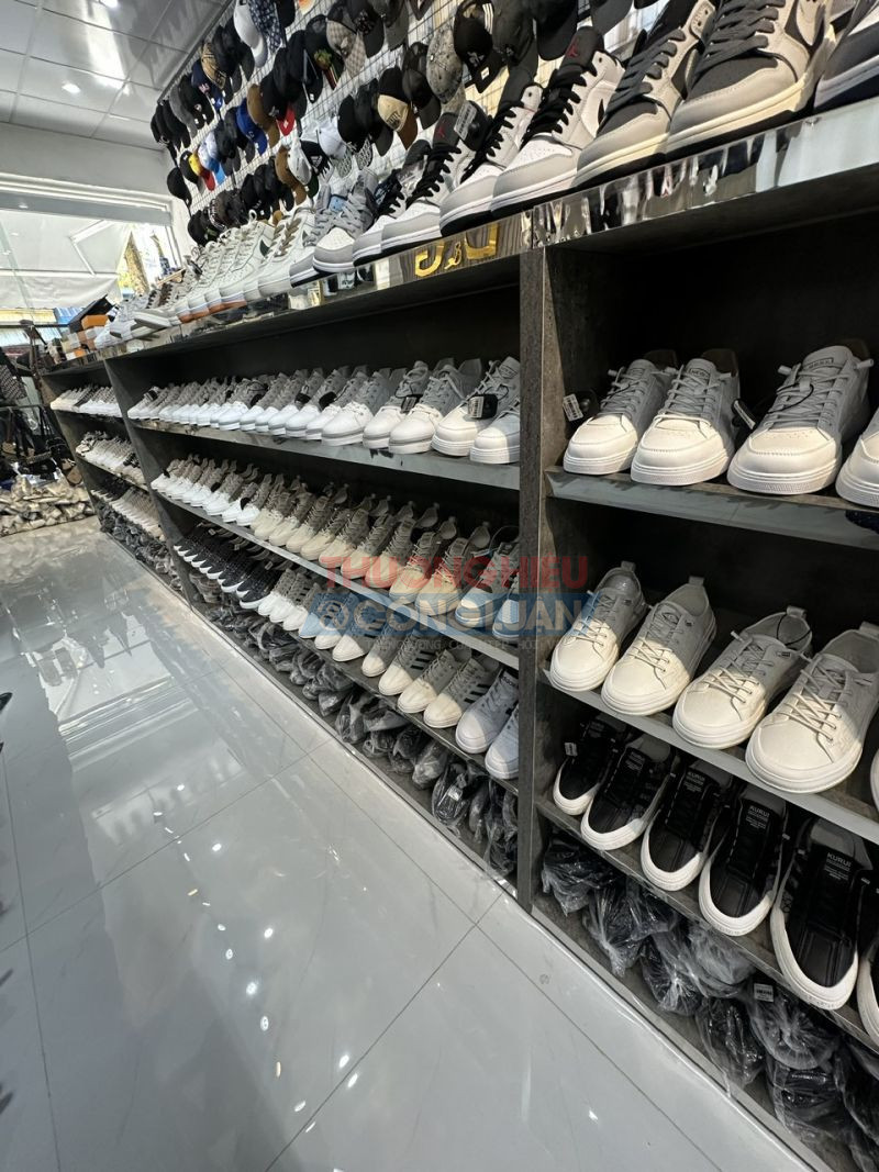 Số lượng giày, dép bày bán lên đến hàng trăm đôi