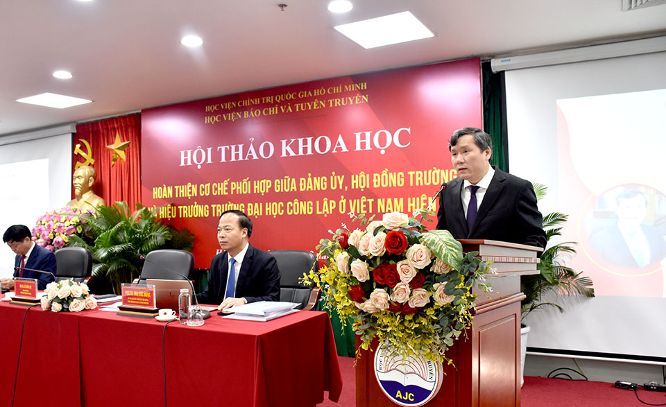 GS,TS. Lê Văn Lợi, Phó Giám đốc Học viện Chính trị quốc gia Hồ Chí Minh phát biểu khai mạc Hội thảo.