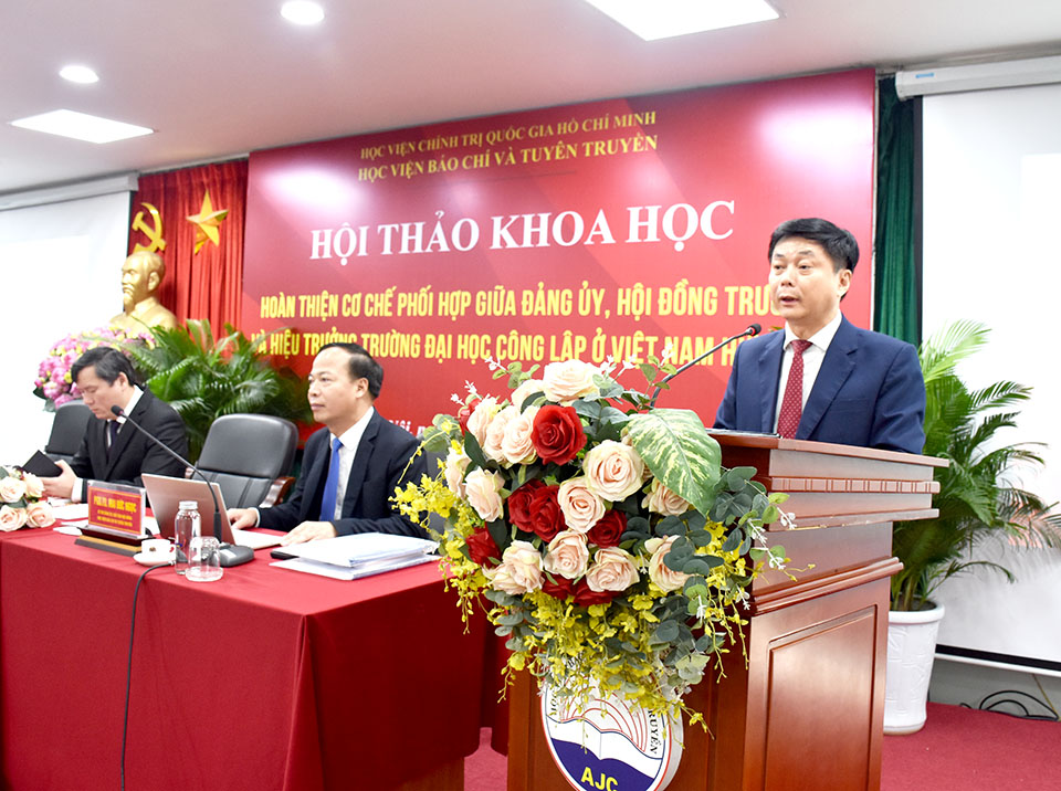 PGS, TS. Phạm Minh Sơn, Giám đốc Học viện Báo chí và Tuyên truyền báo cáo đề dẫn Hội thảo.