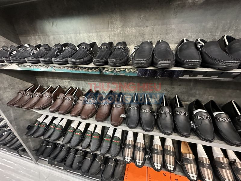 Khu vực bày bán giày da tại cửa hàng D&G Kiến An