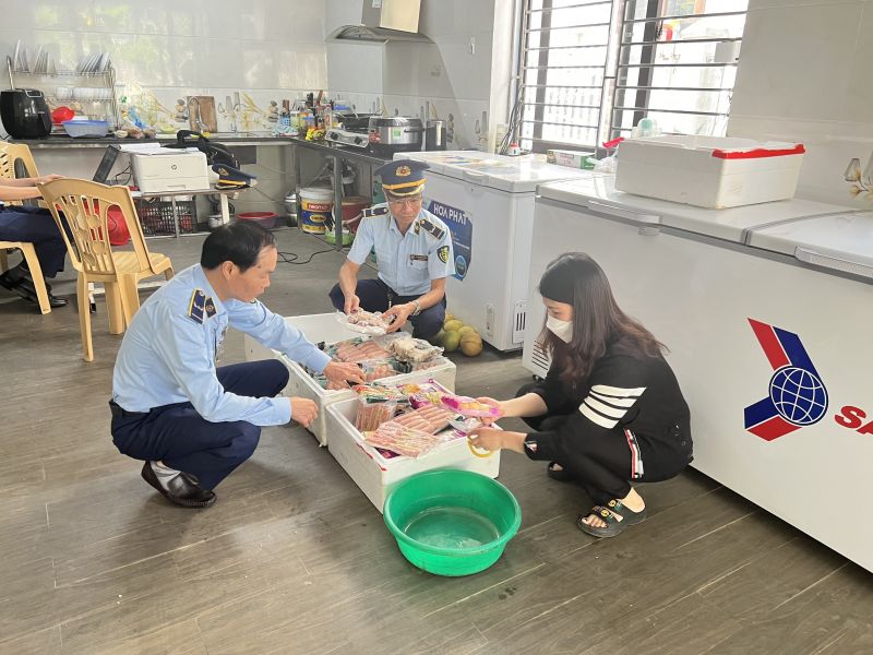 Cán bộ Đội Quản lý thị trường số 2, Cục Quản lý thị trường Lạng Sơn kiểm tra các sản phẩm thực phẩm vi phạm