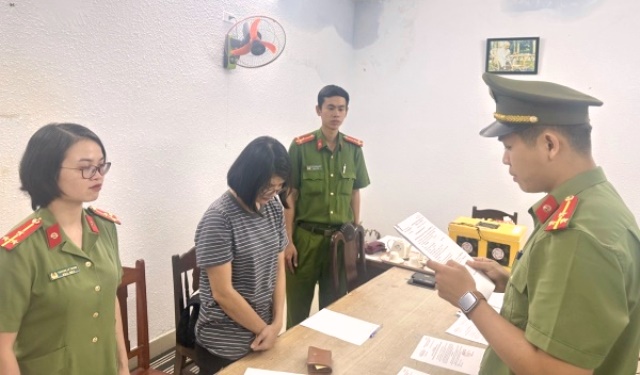 Cơ quan ANĐT thực hiện lệnh bắt giam bị can Đào Thị Thảo, nhân viên Công ty Starlight. Cơ quan ANĐT thực hiện lệnh bắt giam bị can Đào Thị Thảo, nhân viên Công ty Starlight.