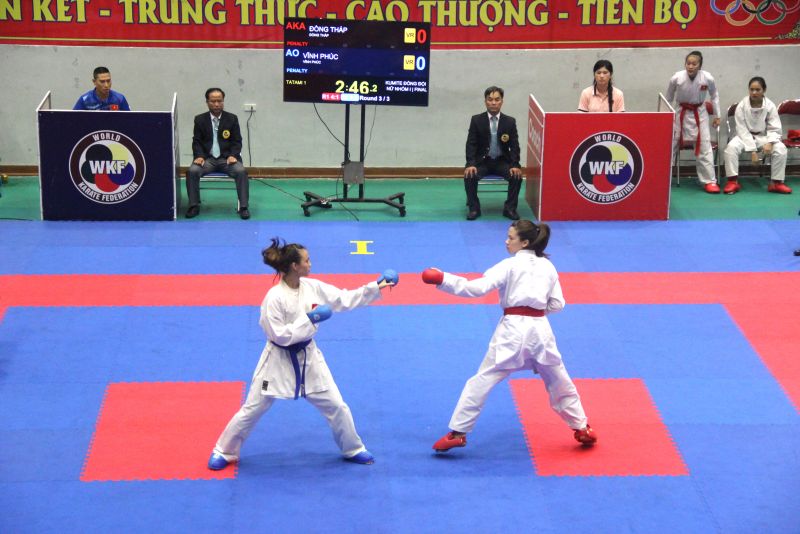 Trận chung kết nội dung Kumite đồng đội nữ giữa 2 vận động viên đội Vĩnh Phúc (đai xanh) và đội Đồng tháp (đai đỏ)