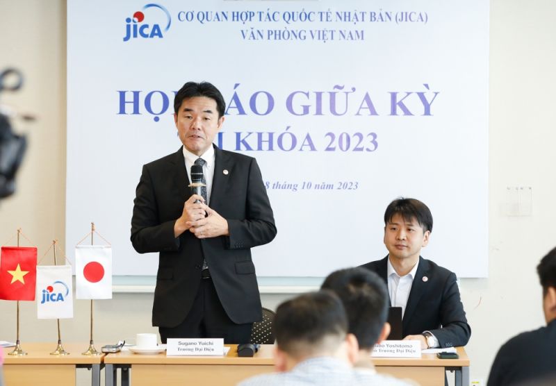 Ông Sugano Yuichi, Trưởng Đại diện Văn phòng JICA Việt Nam phát biểu tại Họp báo