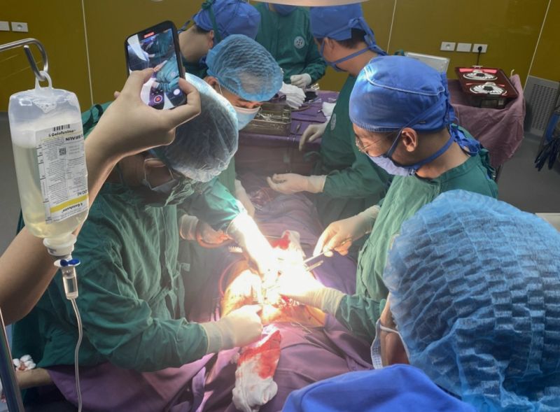 Qu&aacute; tr&igrave;nh phẫu thuật diễn ra nhanh ch&oacute;ng, khẩn trương. Ảnh: B&aacute;o Quảng Ninh