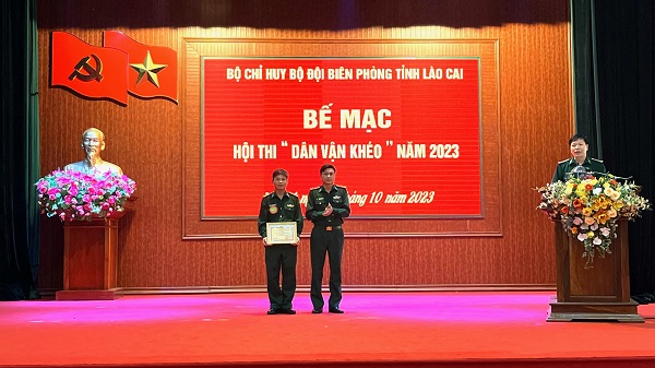 Đại tá Nguyễn Văn Tuấn, Phó Chính ủy BĐBP tỉnh Lào Cai trao giải nhất cho đồn Biên phòng A Mú sung