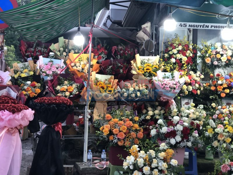 Những bó hoa đầy màu sắc được bày bán trên con phố Nguyễn Phong Sắc