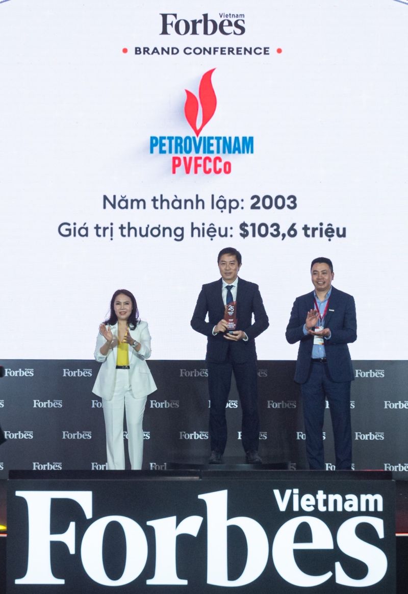 Đại diện PVFCCo nhận giải thưởng