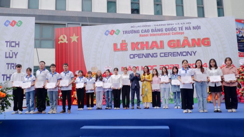 Ban giám hiệu Trường Cao đẳng Quốc tế Hà Nội trao giấy khen cho sinh viên có thành tích học tập tốt