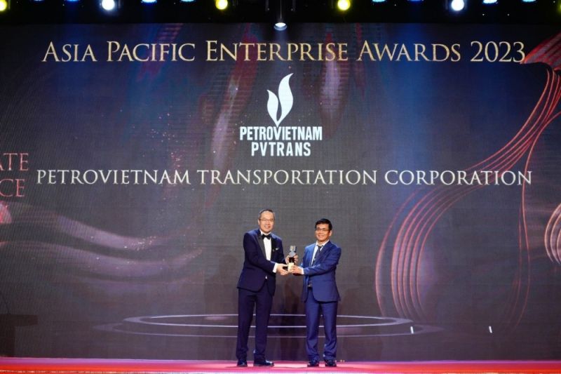 Đại diện PVTrans đón nhận giải thưởng