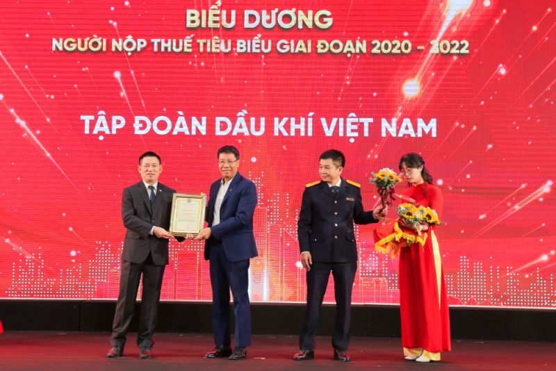 Thành viên HĐTV Petrovietnam Nguyễn Văn Mậu đại diện Công ty mẹ - Tập đoàn Dầu khí Việt Nam nhận tôn vinh tại hội nghị
