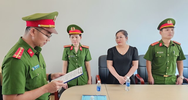 Cơ quan Cảnh sát điều tra Công an TP.Đà Nẵng tống đạt các quyết định khởi tố đối với bị can Phan Thị Thanh