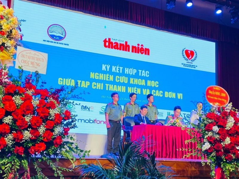Đồng chí Nguyễn Minh Triết - Bí thư BCH Trung ương Đoàn, Chủ tịch Trung ương Hội sinh viên viên Việt Nam và đồng chí Nguyễn Toàn Thắng - Bí thư Chi bộ, Tổng biên tập Tạp chí Thanh niên và ông Nguyễn Hồng Phong - Phó chủ tịch Hội doanh nhân trẻ Việt Nam, Tổng giám đốc Công ty CP Công nông nghiệp Tiến Nông trao giải đặc biệt tới tác giả Nguyễn Thị Thanh Thanh với tác phẩm Vượt lên số phận Đồng chí Nguyễn Minh Triết - Bí thư BCH Trung ương Đoàn, Chủ tịch Trung ương Hội sinh viên viên Việt Nam và đồng chí Nguyễn Toàn Thắng - Bí thư Chi bộ, Tổng biên tập Tạp chí Thanh niên và ông Nguyễn Hồng Phong - Phó chủ tịch Hội doanh nhân trẻ Việt Nam, Tổng giám đốc Công ty CP Công nông nghiệp Tiến Nông trao giải đặc biệt tới tác giả Nguyễn Thị Thanh Thanh với tác phẩm Vượt lên số phận