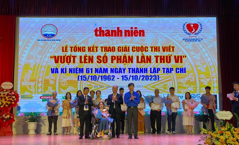 Đồng chí Nguyễn Minh Triết - Bí thư BCH Trung ương Đoàn, Chủ tịch Trung ương Hội sinh viên viên Việt Nam và đồng chí Nguyễn Toàn Thắng - Bí thư Chi bộ, Tổng biên tập Tạp chí Thanh niên và ông Nguyễn Hồng Phong - Phó chủ tịch Hội doanh nhân trẻ Việt Nam, Tổng giám đốc Công ty CP Công nông nghiệp Tiến Nông trao giải đặc biệt tới tác giả Nguyễn Thị Thanh Thanh với tác phẩm Vượt lên số phận Đồng chí Nguyễn Minh Triết - Bí thư BCH Trung ương Đoàn, Chủ tịch Trung ương Hội sinh viên viên Việt Nam và đồng chí Nguyễn Toàn Thắng - Bí thư Chi bộ, Tổng biên tập Tạp chí Thanh niên và ông Nguyễn Hồng Phong - Phó chủ tịch Hội doanh nhân trẻ Việt Nam, Tổng giám đốc Công ty CP Công nông nghiệp Tiến Nông trao giải đặc biệt tới tác giả Nguyễn Thị Thanh Thanh với tác phẩm Vượt lên số phận