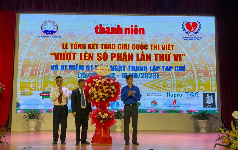 Đồng chí Nguyễn Minh Triết - Bí thư BCH Trung ương Đoàn, Chủ tịch Trung ương Hội sinh viên viên Việt Nam tặng hoa chúc mừng 61 năm thành lập Tạp chí Thanh niên Đồng chí Nguyễn Minh Triết - Bí thư BCH Trung ương Đoàn, Chủ tịch Trung ương Hội sinh viên viên Việt Nam tặng hoa chúc mừng 61 năm thành lập Tạp chí Thanh niên