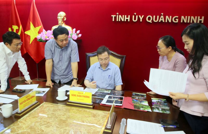 Đồng chí Đặng Xuân Phương, Phó Bí thư Tỉnh ủy, Trưởng Ban Tổ chức Cuộc thi đánh giá lại chất lượng, hình thức, bố cục của các tác phẩm ảnh báo chí đạt giải.
