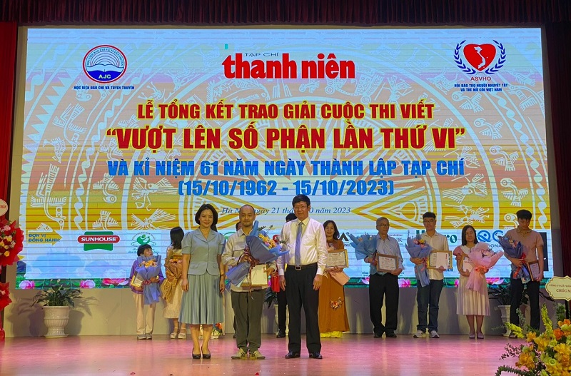 Đồng chí Đỗ Mạnh Hùng - Phó chủ tịch Hội bảo trợ người khuyết tật và trẻ mồ côi Việt Nam và đồng chí Nguyễn Mỹ Linh - Phó Vụ trưởng Vụ Báo chí - Xuất bản, Ban Tuyên giáo Trung ương trao giải A tới tác giả Nguyễn Triệu Hải Minh với tác phẩm Câu chuyện về người thầy vượt bạo bệnh, nhiều năm “bám đảo” gieo chữ cho trẻ Đồng chí Đỗ Mạnh Hùng - Phó chủ tịch Hội bảo trợ người khuyết tật và trẻ mồ côi Việt Nam và đồng chí Nguyễn Mỹ Linh - Phó Vụ trưởng Vụ Báo chí - Xuất bản, Ban Tuyên giáo Trung ương trao giải A tới tác giả Nguyễn Triệu Hải Minh với tác phẩm Câu chuyện về người thầy vượt bạo bệnh, nhiều năm “bám đảo” gieo chữ cho trẻ