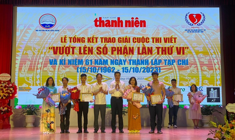 Đồng chí Hồ Hồng Hải - Phó Vụ trưởng Vụ pháp chế - Bộ Thông tin và Truyền thông và đồng chí Trần Thanh Giang - Phó giám đốc, Phó Chủ tịch Hội đồng Học viện Báo chí và Tuyên truyền trao giải C tới các tác giả Đồng chí Hồ Hồng Hải - Phó Vụ trưởng Vụ pháp chế - Bộ Thông tin và Truyền thông và đồng chí Trần Thanh Giang - Phó giám đốc, Phó Chủ tịch Hội đồng Học viện Báo chí và Tuyên truyền trao giải C tới các tác giả