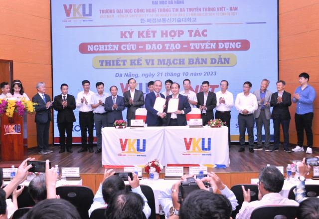 Ký kết hợp tác giữa VKU và Tập đoàn đầu tư công nghệ Nam Long (ảnh trên); Công ty FPT Software miền Trung