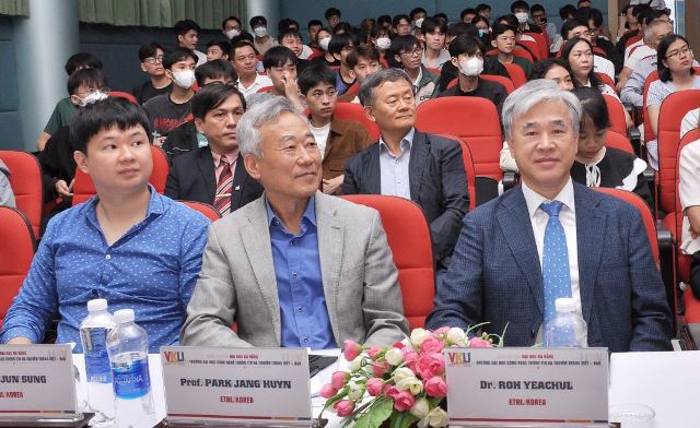 Từ trái sang: TS. Kim Jun Sung – Chuyên gia; Giáo sư Park Jang Huyn – Chuyên gia và TS. Roh Yeachul Phó Viện trưởng – Chuyên gia (Viện nghiên cứu điện tử viễn thông Hàn Quốc).