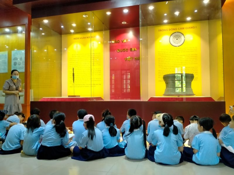 Du khách tham quan các bảo vật tại Bảo tàng tỉnh Thanh Hóa