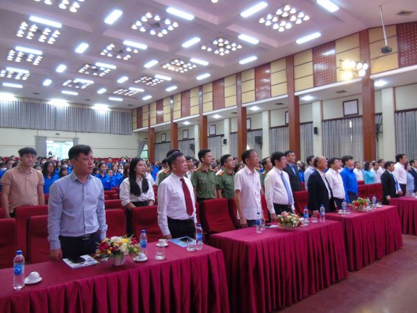 Đại biểu thực hiện nghi thức chào cờ Đại biểu thực hiện nghi thức chào cờ