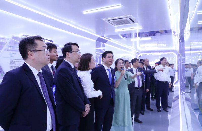 Các đại biểu tham quan nhà máy Jinko Solar PV Việt Nam